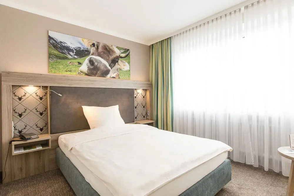 hotel-bavaria-oldenburg-schlafzimmer-mit-teppich