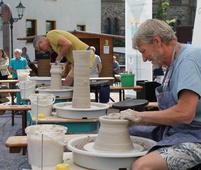 Keramikmarkt Höhr-Grenzhausen – Foto: Kannenbäckerland-Touristik-Service Keramikmarkt Höhr-Grenzhausen - Foto: Kannenbäckerland-Touristik-Service