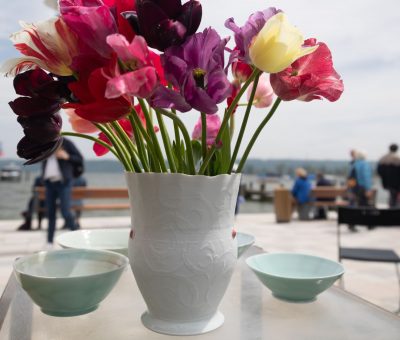 Diessen Keramikvase – weiss mit Blumen©A2023Noah-Cohen-43 Diessen Keramikvase - weiss mit Blumen©A2023Noah-Cohen-43