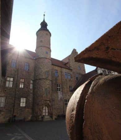 Schloss Innenhof mit Keramikskulptur und Sonnenstrahlen - Aufnahme von Katja Oster - Pressefoto