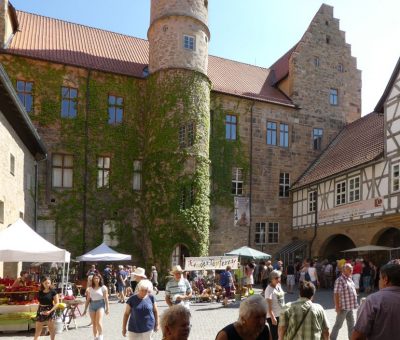 Schloss Glücksburg, Thüringer Keramikmarkt Römhild Bildrechte: Förderverein Internationales Keramiksymposium Römhild e.V. Schlosshof, Keramikverein